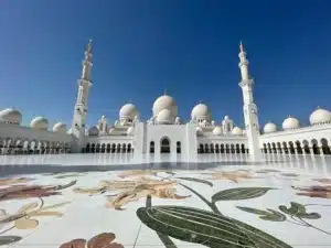 Descubra a Magia dos Emirados Árabes Unidos: Uma Experiência Única em Abu Dhabi