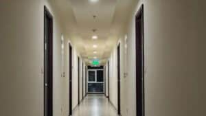 Por Que Evitar Acomodações Compartilhadas com Divisórias em Dubai: Um Alerta Importante para Brasileiros