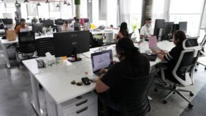 Salários nos Emirados Árabes Unidos em 2025: o guia definitivo para brasileiros